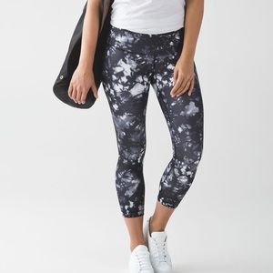 Like NEW Lululemon Wunder Under Crops Hi-Rise Dusk Dye White Black